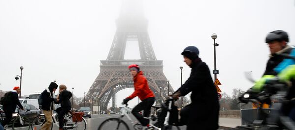 La torre Elffel de París durante la huelga general convocada contra la reforma de las pensiones en Francia - Sputnik Mundo