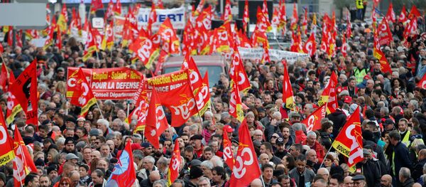 Franceses marchan contra la reforma de pensiones en Marsella Franceses marchan contra la reforma de pensiones en Marsella - Sputnik Mundo