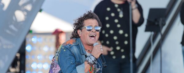 El cantante colombiano Carlos Vives durante un concierto - Sputnik Mundo