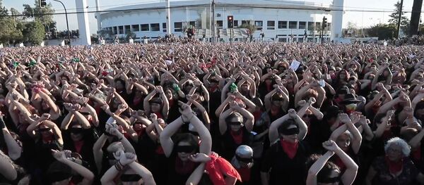 Miles de mujeres cantan 'Un violador en tu camino' en Chile - Sputnik Mundo