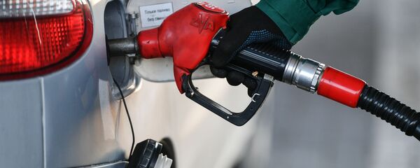 Reabastecimiento de combustible en una gasolinera (imagen referencial) - Sputnik Mundo