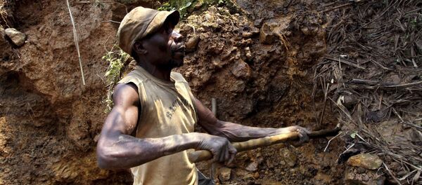 Mineros congoleños excavan en busca de casiterita, el principal mineral de estaño, en la mina de Nyabibwe, en el este de la República Democrática del Congo - Sputnik Mundo