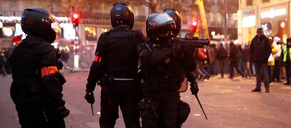 La policía durante las protestas en París - Sputnik Mundo