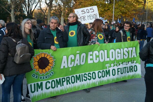 Activistas climáticos salen a las calles para protestar durante la COP25  - Sputnik Mundo