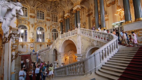 Algunos turistas en las escaleras jordanas del museo Hermitage  - Sputnik Mundo