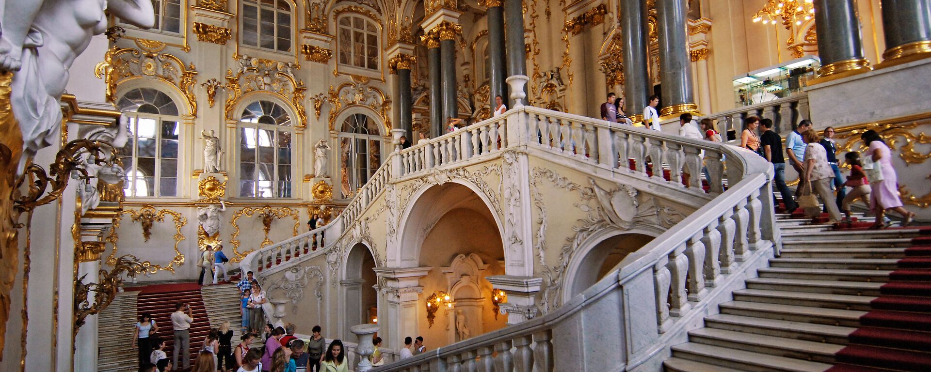 Algunos turistas en las escaleras jordanas del museo Hermitage  - Sputnik Mundo, 1920, 28.01.2022