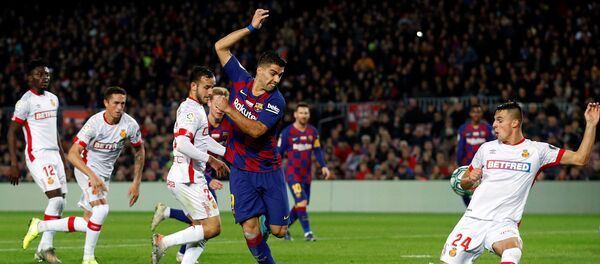 El delantero del FC Barcelona Luis Suárez marca un gol de tacón - Sputnik Mundo