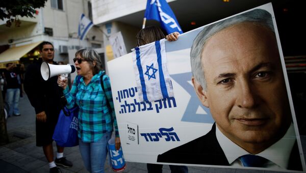 Partidarios de Benjamín Netanyahu frente a la sede del Likud en Tel Aviv Partidarios de Benjamín Netanyahu frente a la sede del Likud en Tel Aviv - Sputnik Mundo