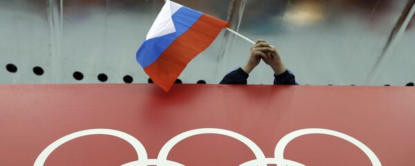 Anillos olímpicos y la bandera de Rusia - Sputnik Mundo