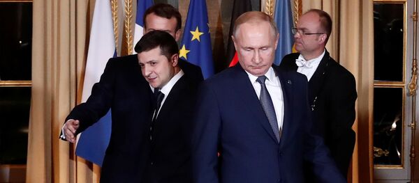 Volodímir Zelenski, presidente de Ucrania, y su homólogo ruso, Vladímir Putin, antes del inicio de las negociaciones de la cumbre del Cuarteto de Normandía - Sputnik Mundo