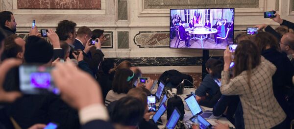 Los periodistas siguen la cumbre de Normandía en París - Sputnik Mundo
