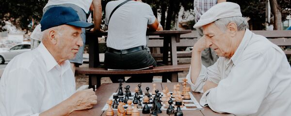 Dos ancianos jugando ajedrez (imagen referencial) - Sputnik Mundo