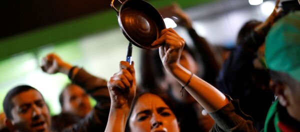 Cacerolazo durante las protestas en Bogotá, Colombia Cacerolazo durante las protestas en Bogotá, Colombia - Sputnik Mundo