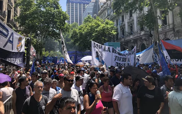 Decenas de miles de personas inundaron las calles del centro de Buenos Aires Decenas de miles de personas inundaron las calles del centro de Buenos Aires - Sputnik Mundo