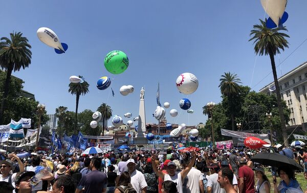 La Plaza de Mayo fue el epicentro de la gran fiesta popular por el regreso al poder del peronismo - Sputnik Mundo