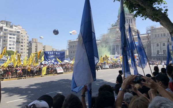 Asunción de Alberto Fernández - simpatizantes esperan en las inmediaciones del Congreso, lugar donde fue la toma de posesión - Sputnik Mundo