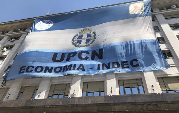 En los edificios estatales que dan a la plaza se desplegaron inmensas banderas políticas En los edificios estatales que dan a la plaza se desplegaron inmensas banderas políticas - Sputnik Mundo
