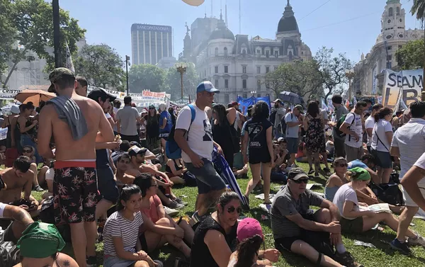 Plaza de Mayo estaba colmada de personas bajo un calor sofocante Plaza de Mayo estaba colmada de personas bajo un calor sofocante - Sputnik Mundo