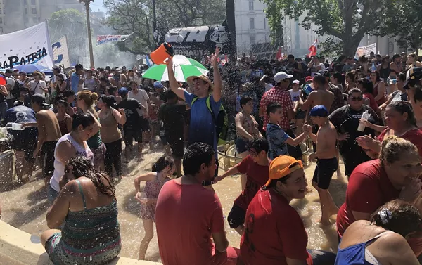 Niños y adultos usaron las fuentes públicas para jugar y calmar el calor Niños y adultos usaron las fuentes públicas para jugar y calmar el calor - Sputnik Mundo