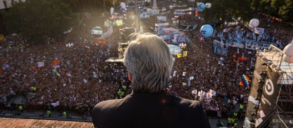 El Presidente argentino, Alberto Fernández, frente a la multitud reunida en Plaza de Mayo - Sputnik Mundo