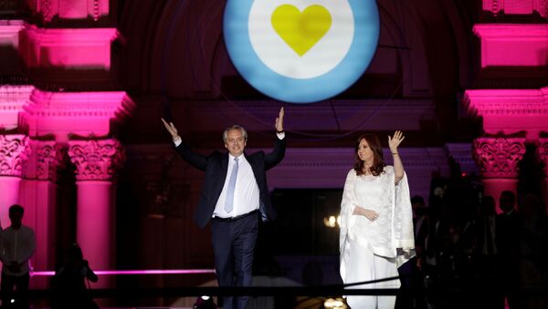 El presidente, Alberto Fernández, y la vicepresidenta, Cristina Fernández saludan a la multitud en Plaza de Mayo - Sputnik Mundo