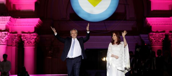 El presidente, Alberto Fernández, y la vicepresidenta, Cristina Fernández saludan a la multitud en Plaza de Mayo - Sputnik Mundo