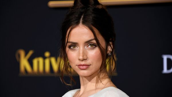 Ana de Armas, actriz cubana, en la premiere de 'Entre navajas y secretos' - Sputnik Mundo