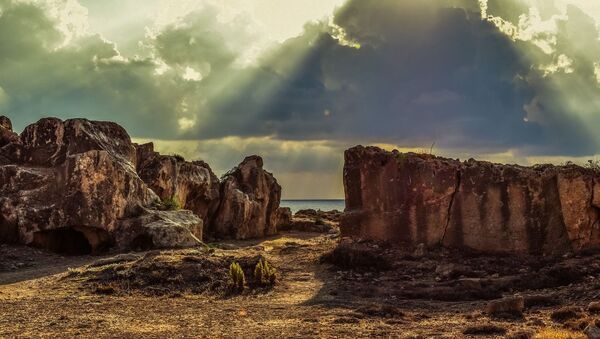 Rocas y piedras en una costa (imagen referencial) Rocas y piedras en una costa (imagen referencial) - Sputnik Mundo