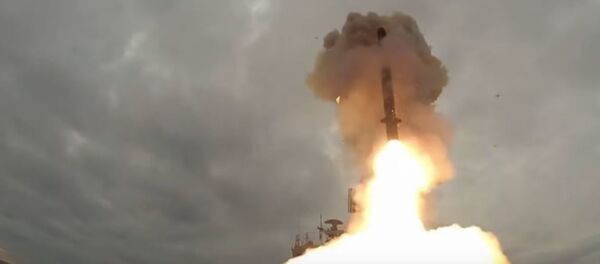 Lanzamiento de un misil Kalibr desde la fragata Almirante Essen - Sputnik Mundo