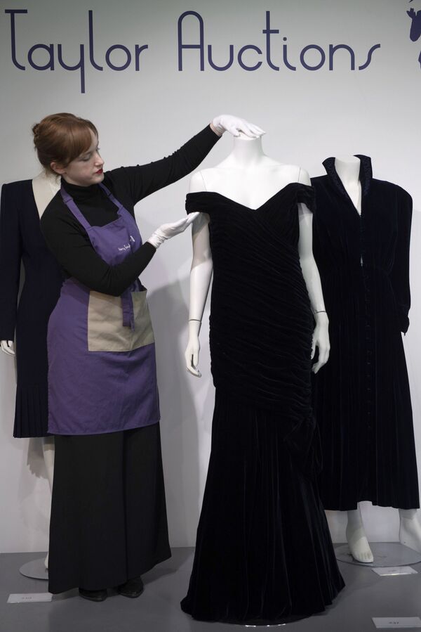 Venden por 350.000 dólares el vestido que usó Lady Di para bailar con Travolta Venden por 350.000 dólares el vestido que usó Lady Di para bailar con Travolta - Sputnik Mundo