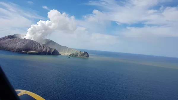 La erupción del volcán Whakaari - Sputnik Mundo