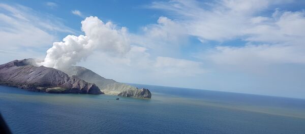 La erupción del volcán Whakaari - Sputnik Mundo
