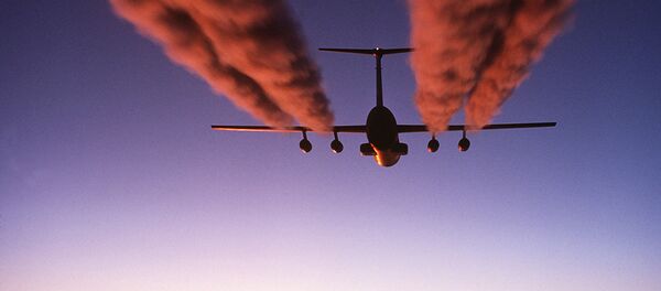 Estela de condensación (imagen referencial) Estela de condensación (imagen referencial) - Sputnik Mundo