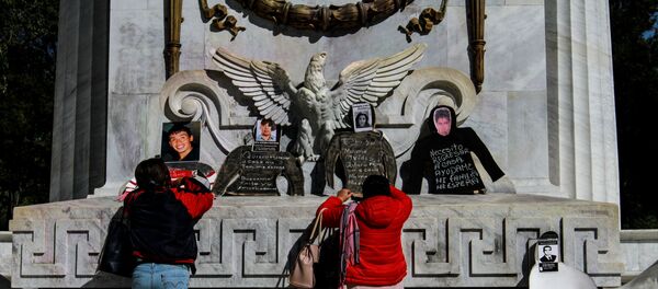 Protestan los familiares de los desaparecidos en el Hemiciclo a Juárez de la Ciudad de México - Sputnik Mundo