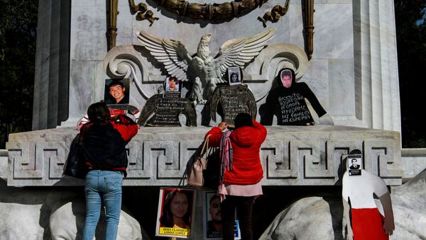 Protestan los familiares de los desaparecidos en el Hemiciclo a Juárez de la Ciudad de México - Sputnik Mundo