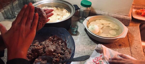 La cocina tradicional es la clave para el éxito de este restaurante clandestino escondido en mitad de Caracas - Sputnik Mundo