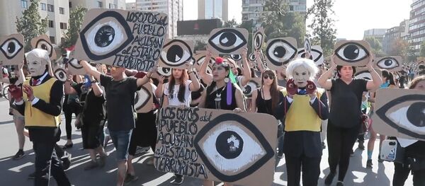 Activistas tratan de 'abrir los ojos' de Chile a la violencia policial Activistas tratan de 'abrir los ojos' de Chile a la violencia policial - Sputnik Mundo