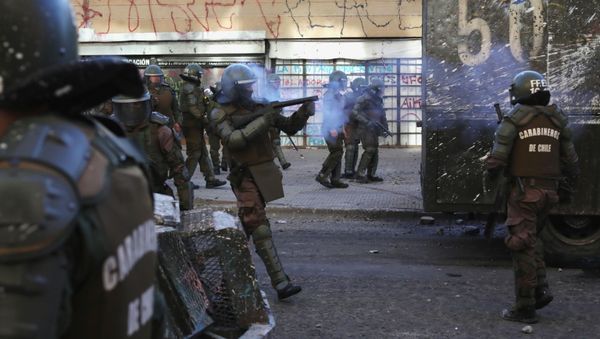 La Policía chilena durante las protestas La Policía chilena durante las protestas - Sputnik Mundo