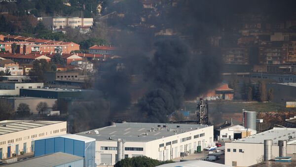 Incendio en la planta química en Barcelona, España - Sputnik Mundo