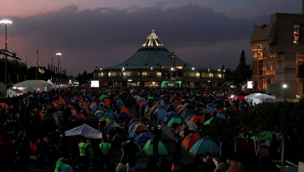 Peregrinos cerca de la Basílica de la Ciudad de México en la celebración anual de la Virgen de Guadalupe - Sputnik Mundo