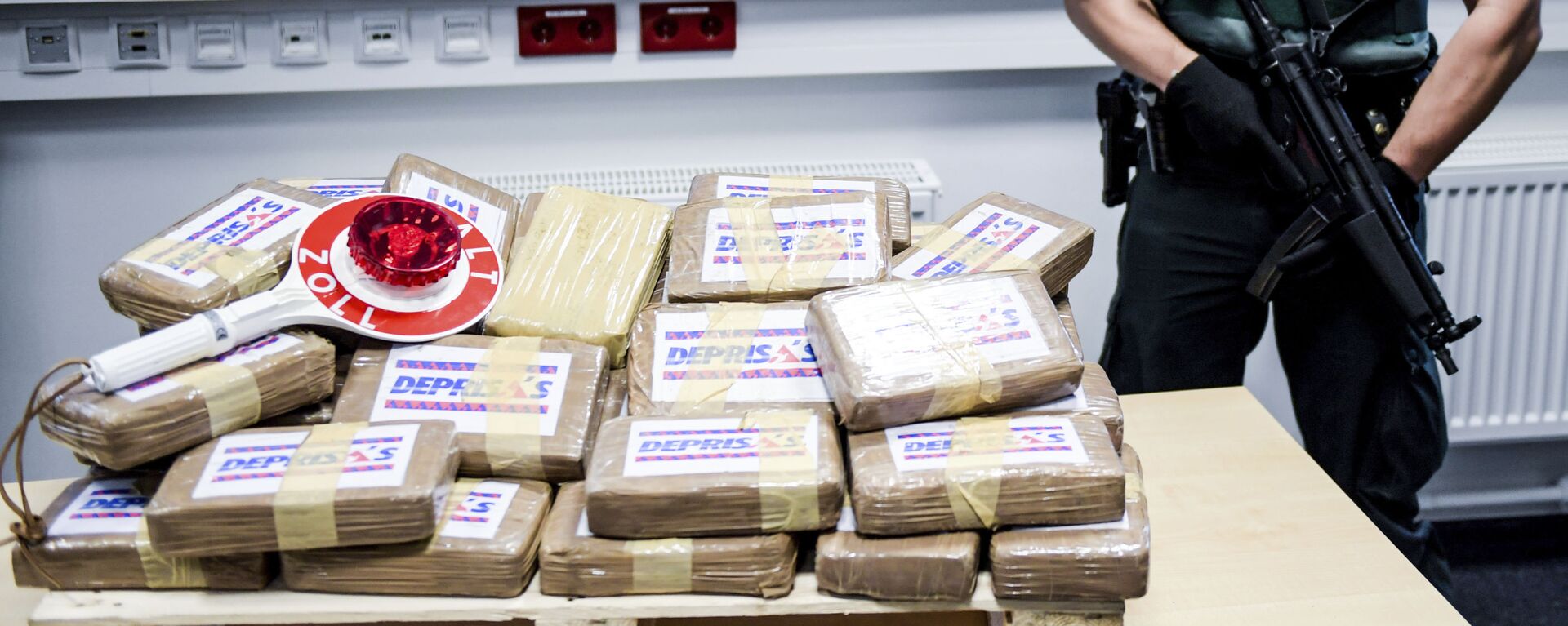 Un oficial con un cargo de cocaína (archivo) - Sputnik Mundo, 1920, 27.01.2021