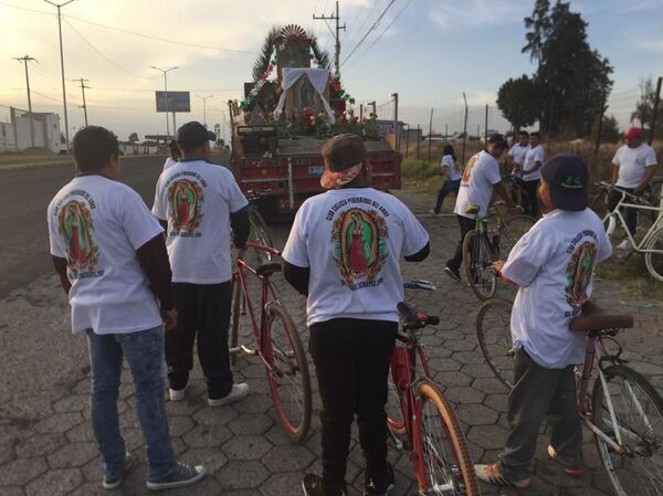 Peregrinos mexicanos viajan a pedir trabajo y salud a la Virgen de Guadalupe - Sputnik Mundo