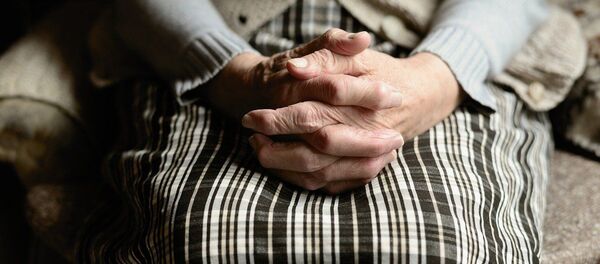 Manos de una mujer anciana (imagen referencial) - Sputnik Mundo