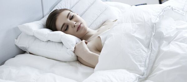 Una mujer duerme - Sputnik Mundo