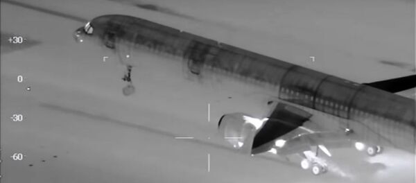 Aterrizaje de un avión visto por una cámara térmica - Sputnik Mundo