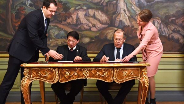 El ministro de Asuntos Exteriores de Rusia, Serguéi Lavrov, con su homólogo nicaragüense, Denis Ronaldo Moncada Colindres El ministro de Asuntos Exteriores de Rusia, Serguéi Lavrov, con su homólogo nicaragüense, Denis Ronaldo Moncada Colindres - Sputnik Mundo