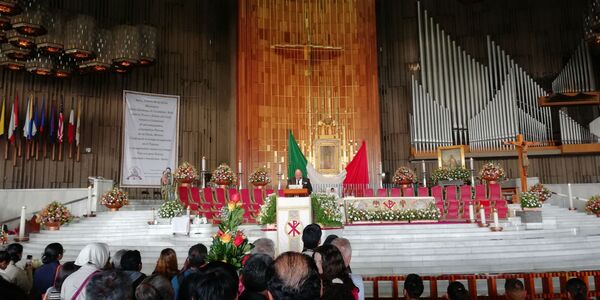 Peregrinos y danzantes: México celebra el día de la Virgen de Guadalupe - Sputnik Mundo