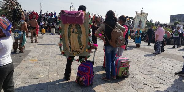 Peregrinos y danzantes: México celebra el día de la Virgen de Guadalupe - Sputnik Mundo