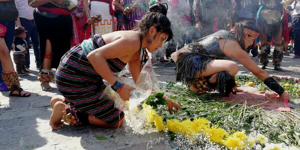 Peregrinos y danzantes: México celebra el día de la Virgen de Guadalupe - Sputnik Mundo