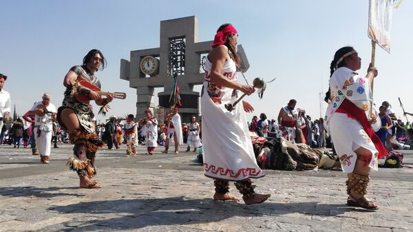 Peregrinos y danzantes: México celebra el día de la Virgen de Guadalupe - Sputnik Mundo